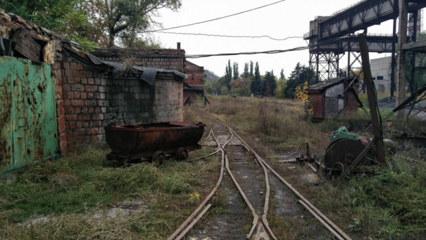 Гірничо-шахтне обладнання, що руйнується, на одній з непрацюючих шахт в окупованому Донбасі