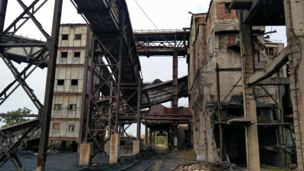 Розбомблена вугільна шахта в передмісті Донецька. Сьогодні тут проросійські війська побудували протиповітряні бункери 