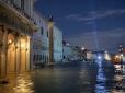 Затоплено 80% міста, загинула одна людина: Повінь у Венеції (фото, відео)