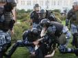 У катів важка робота: Російський поліцейський зламав собі ногу, б'ючи затриманого