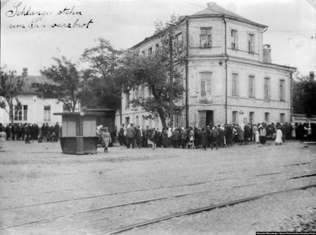 "Черга за чорним хлібом", Харків, 1933 рік