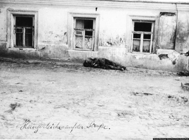 "Труп померлого від голоду на вулиці", Харків, 1933 рік