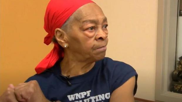 82-річна жінка побила злодія. Фото: скріншот з відео.