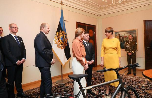 Велосипед Зеленському подарували не просто так. Фото: соцмережі.