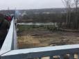 Хіти тижня. Українці в люті: На відремонтованому Зеленським мосту в Станиці Луганській вивисіли прапори 