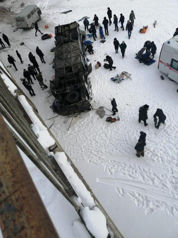У Росії з мосту на лід впав автобус з людьми