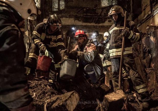 Перші години роботи рятувальників всередині згорілої будівлі