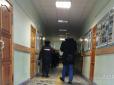 У Росії студентка в коледжі напала із ножем на викладача (фото)