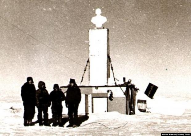 Радянські дослідники, які прибули 14 грудня 1959 року на «Полюс недосяжності», створили тут тимчасову станцію. Під час урочистої церемонії відкриття станції, на її даху полярники встановили бюст Леніна. Він звернений обличчям у бік Москви