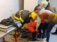 Довелося викликати рятувальників: На Запоріжчині жінка потрапила в пастку в магазині (фото)
