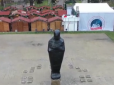 Оце так тролінг: У Болгарії замість пам'ятника комуністичному вождю поставили чорну мумію (відео)