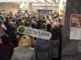 Винесли турнікети разом з огорожею: Розлючений натовп влаштував погром у столичному метро через 