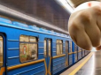 Били, не шкодуючи сил: У Києві пасажири влаштували самосуд над крадієм у метро (відео)