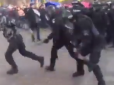 Янукович повернувся? Мережу жахнуло відео жорсткого побиття поліцією мітингувальників у Києві