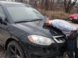 Знайшли напівживу в лісі: На Київщині чоловік побив роботодавицю та викрав її авто (фото, відео)
