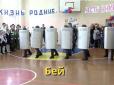 Скрепна наука: У російській школі спецназ показав, як розганяти протести (відео)