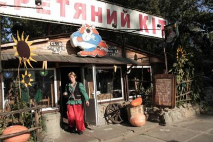 Вбивство сталося біля кафе "Очеретяний кіт". Фото: Новости Киева.