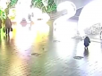 Хіти тижня. У трусах і кросівках: У центрі Одеси дівчина  влаштувала еротичні танці біля ялинки (відео)
