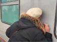 Хіти тижня. У мережі висміяли пенсіонерку, яка розцілувала поїзд, що прибув з Росії до Криму (відео)