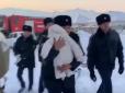 З архіву ПУ. Знайшли на грудях у матері: На місці катастрофи літака в Казахстані поліцейський врятував немовля (відео)