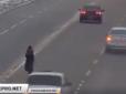 Урок ПДР: На Дніпропетровщині автомобіліст жорстко провчив пішоході-порушників, що кидались йому під колеса (відео)
