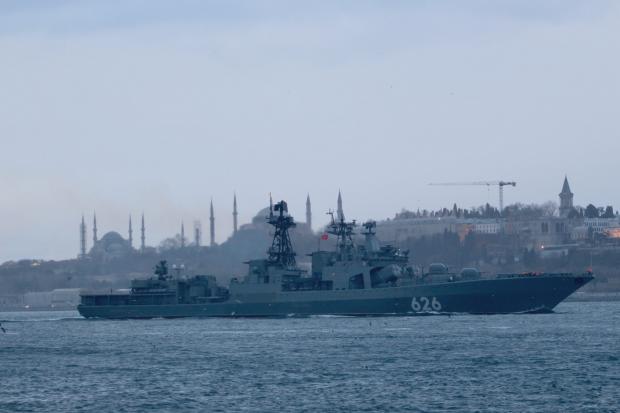 Великий протичовновий корабель «Вице-адмирал Кулаков» (626) під час переходу Босфору