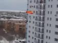 Пересвяткували? У Росії чоловіки вистрибнули з 24-поверхівки з парашутами (відео)