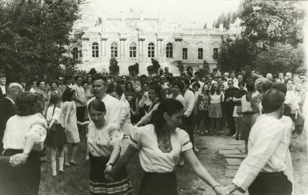 Веснянки хору "Гомін" у Києві біля пам'ятника Лесі Українки, 9 травня 1970 року