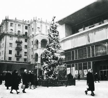 Новорічна ялинка біля входу у метро «Хрещатик», 1961 рік