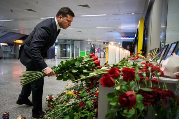  Зеленський відвідав аеропорт "Бориспіль" та поклав квіти до світлин загиблих