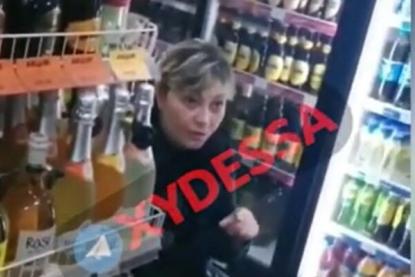 В Одесі продавчиня обматюкала покупця через українську мову. Фото: скріншот з відео.