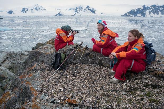 Біологині Євгенія Прекрасна (в центрі) та Марія Павловська (праворуч) під час сезонної експедиції до Антарктиди, січень 2019 року Фото: надане hromadske Євгенією Прекрасною