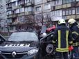 Водій загинув на місці: У Києві легковик влетів у зупинку з людьми (відео)