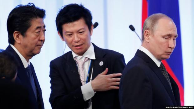 Прем’єр-міністр Японії Сіндзо Абе (крайній ліворуч) і президент Росії Володимир Путін на саміті G20 в Осаці 29 червня 2019 року