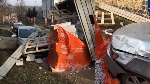 У Тернополі трапилася курйозна ДТП за участю вантажівки