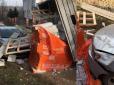 Коли щось пішло не так: У Тернополі водій вантажівки помилково вивантажив цеглу... на легковик (фото)