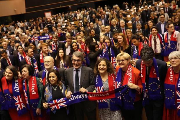 Частина євродепутатів з'явилися на історичне засідання із шарфами із символікою Британії та ЄС і написом 