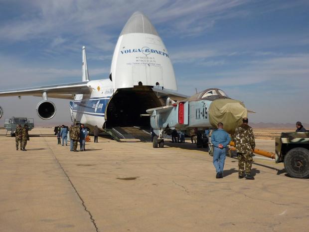 Су-24МК доставка в Алжир – вивантаження з Ан-124