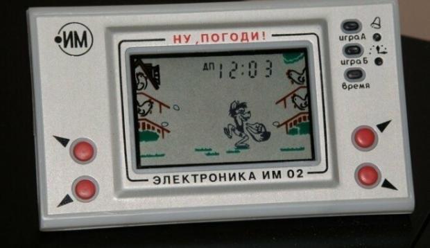 Перша радянська приставка "Електроніка". Мультяшного вовка з "Ну, постривай!" чомусь змусили збирати яйця