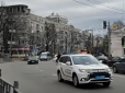 Є чого боятися? У Києві помітили величезний кортеж з броньованим авто (відео)