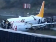 Хіти тижня. Моторошна катастрофа: У турецькому аеропорту літак із пасажирами впав в яр і розвалився (відео)
