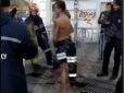 Голий і неадекватний: У Києві зі зливної ями дістали чоловіка (відео)