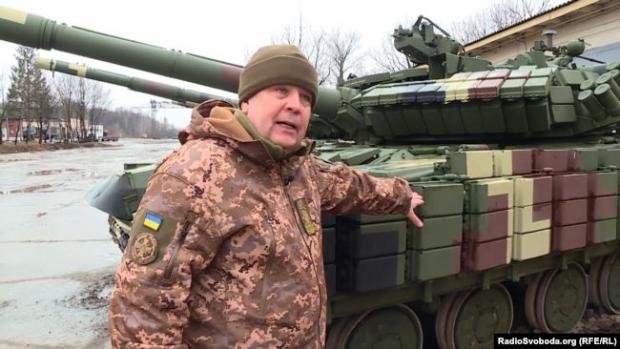 Юрій Мельник показує новий динамічний захист Т-64