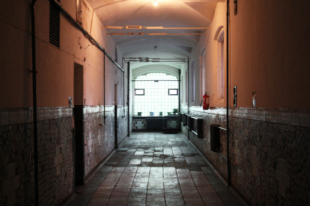 В коридорах старого спецкорпуса под потолком видны железные подпорки, которые держат аварийные стены 