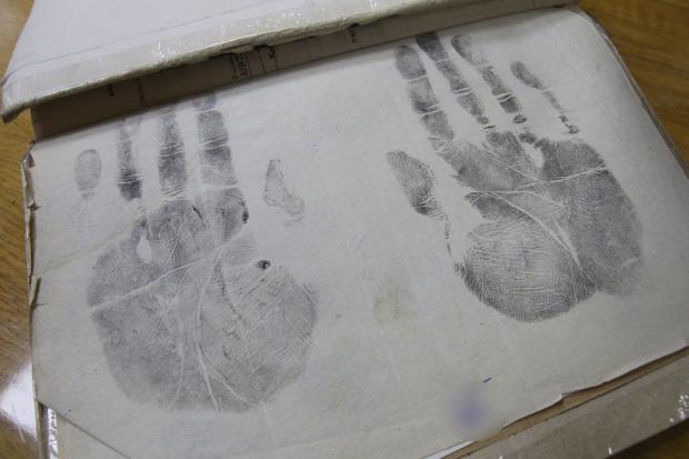Это отпечатки рук человека, который в середине 90-х убил семейную пару во время ссоры после пол-литра водки