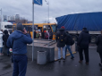 У Києві маршрутка на повному ходу влетіла у вантажівку, багато постраждалих (фото, відео)