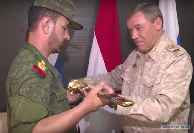 Сухейль аль-Хасан приймає дарунок з рук начальника Генштабу Міноборони РФ. Турки нагородили його по іншому