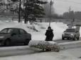 Будні скреп: На Росії жінка везла труну на візку крізь сніг і сльоту, паралізувавши рух