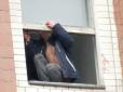 НП у Хмельницькому: Чоловік зарізав дружину і намагався викинутися з вікна (фото, відео)