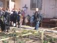 Люди ридали: У Запоріжжі поховали дівчинку, яку вбила статуя (фото)